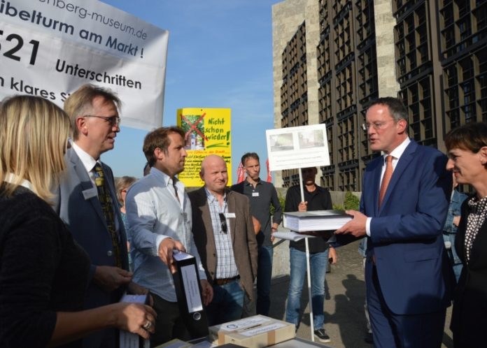 13.521 Unterschriften gegen Bibelturm übergeben – Bürgerinitiative fordert Bürgerbegehren zu Gutenberg-Museum