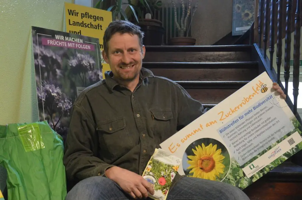 Winzer Marco Becker aus Mainz-Ebersheim hat eine Kampagne für mehr Blühstreifen an Äckern gestartet.