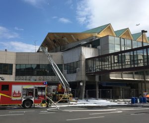 Der Brand der Mainzer Rheingoldhalle im Mai 2019 brach in der Dachkonstruktion aus. - Foto: gik