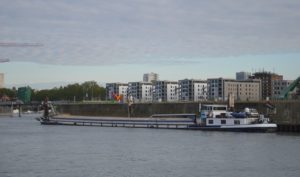 Ein Binnenschiff liegt vor der Nordmole des Mainzer Zollhafens. - Foto: gik