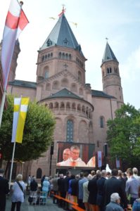 Das Bistum Mainz empfiehlt ausdrücklich Gottesdienste im Freien. - Foto: gik