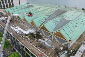 Das Dach der Mainzer Rheingoldhalle aus der Luft kurz nach dem Feuer in der Flachdachnkonstruktion. - Foto: Feuerwehr Mainz