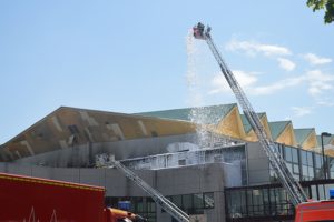 Löscharbeiten am Dach der brennenden Rheingoldhalle am 16. Mai, die Feuerwehr erstickte das Feuer mit Löschschaum. - Foto: gik