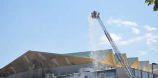 Bauarbeiten waren Ursache für Brand der Rheingoldhalle – Großer Saal bleibt länger zu Brand Rheingoldhalle Löscharbeiten am Dach kleiner