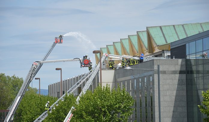 Großer Saal der Rheingoldhalle bleibt bis Ende 2020 zu – Brand verursacht erhebliche Schäden an Mauern Brand Rheingoldhalle Löschschaum kleiner