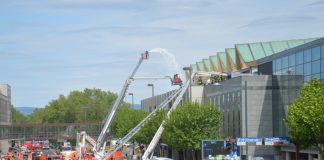 „Notre Dame in Mainz“ – Dachbrand in der Mainzer Rheingoldhalle – Große Teile des Flachdachs beschädigt Brand Rheingoldhalle Rheinallee mit Feuerwehr kleiner