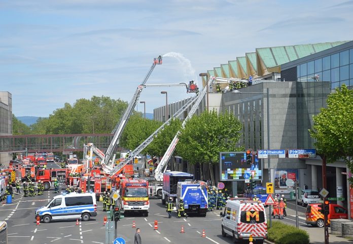 „Notre Dame in Mainz“ – Dachbrand in der Mainzer Rheingoldhalle – Große Teile des Flachdachs beschädigt Brand Rheingoldhalle Rheinallee mit Feuerwehr kleiner