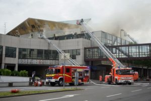 Der Brand der Mainzer Rheingoldhalle im Mai 2019. - Foto: Feuerwehr Mainz