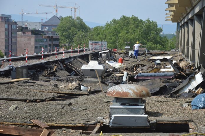 „Wir müssen ein neues Dach bauen“ – Erhebliche Schäden nach dem Brand der Mainzer Rheingoldhalle