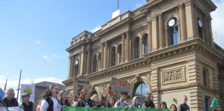 „Machen Sie endlich Ihren Job!“ – Rund 500 Schüler fordern bei „Fridays for Future“ in Mainz Handeln statt hohle Phrasen