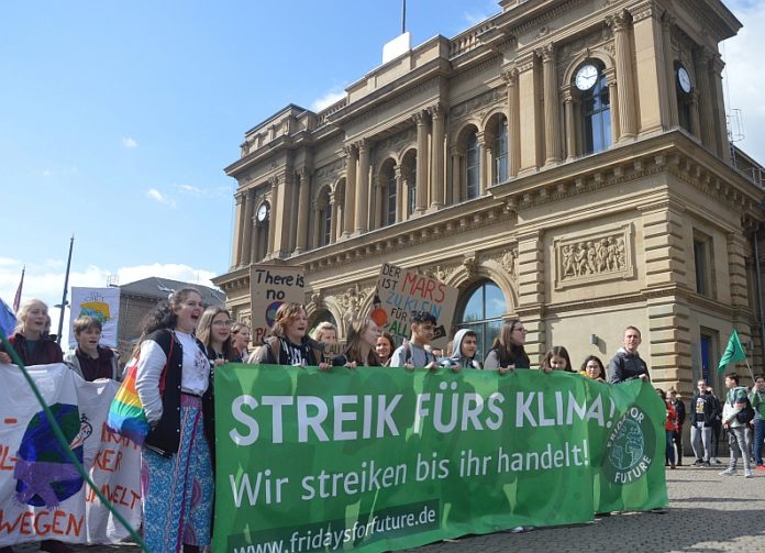 „Machen Sie endlich Ihren Job!“ – Rund 500 Schüler fordern bei „Fridays for Future“ in Mainz Handeln statt hohle Phrasen