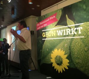 Grüne feiern in der Wahlnacht ihren Erfolg, hier Bürgermeister Günter Beck. - Foto: gik