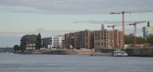 Der Mainzer Zollhafen mit Südmole links und Nordmole rechts mit Binnenschiff vom Rhein aus. - Foto: gik