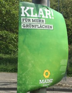Grünes Wahlplakat für mehr Grünflächen in der Stadt, Kommunalwahl 2019. - Foto: gik