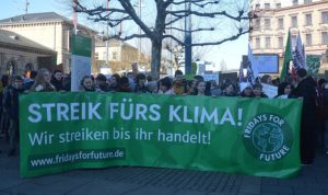 Fridays for Future Demonstration vor dem Mainzer Hauptbahnhof. - Foto: gik
