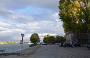 Das Ufer der Mainzer Neustadt vor der denkmalgeschützten Caponniere (rechts), hier soll die Autoabsetzanlage entstehen. - Foto: gik