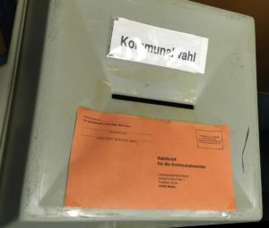Wahlurne zur Kommunalwahl 2019 im Briefwahlbüro des Mainzer Rathauses. - Foto: gik