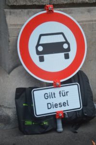 Schild Dieselfahrverbot der Deutschen Umwelthilfe. - Foto: gik