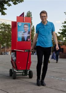 SPD-Stadtrat Andreas Behringer mit seiner AnsprechBar im Ortsvorsteher-Wahlkampf. - Foto: Behringer