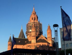 Zauberhafte Johannisnacht bei Traumwetter am Freitag - und der Mainzer Dom glühte. - Foto: gik