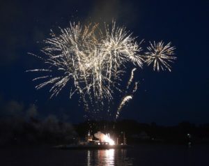 Ein zentrales Feuerwerk für alle - das würden Kritiker des privaten Feuerwerks befürworten. - Foto: gik