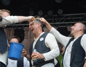 Der neue Schwammhalter Jürgen Schunk wird mit Bier getauft. - Foto: gik
