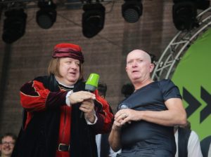 Musical-Autor Frank Golischewski (rechts) bei seiner Gautsch-Ehrung auf der Mainzer Johannisnacht. - Foto: gik 