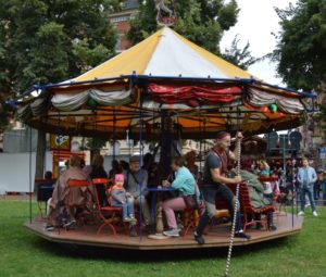 Das historische Karussell auf dem Fischtorplatz verzauberte schon 2018 bei der Mainzer Johannisnacht die Besucher. - Foto: gik