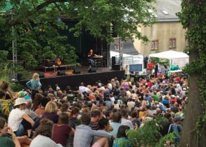 Kabarettist Jess Jochimsen auf der Bühne am Drususstein auf dem Open Ohr 2019. - Foto: gik