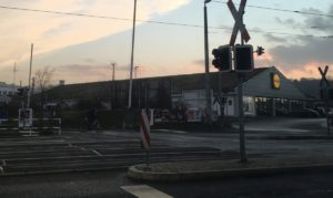 Lidl Supermarkt in der Mainzer Neustadt mit Bahnanlage davor. - Foto: gik