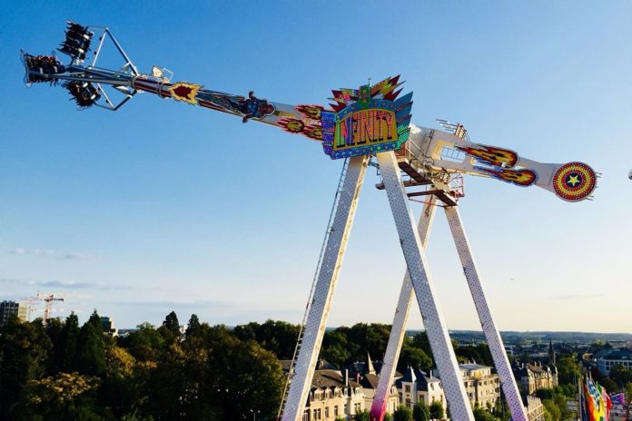 Johannisnacht: Nervenkitzel mit Riesenlooping beim Rheinvergnügen – Verweilgarten am Fischtorplatz