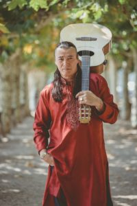 Gitarrenvirtuose Lulo Reinhardt kommt zum SommerNachtJazz in die Mainzer Altmüsnterkirche. - Foto: Lulo Reinhardt