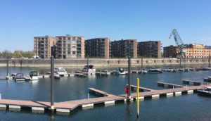 Das Wohngebiet "Mainzer Zollhafen" heute mit Wohnhäusern und Yachthafen. - Foto: gik