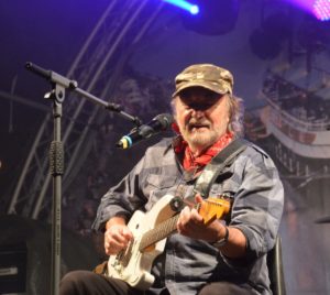 Eine Legende an der Gitarre: Der Blues-Rocker Miller Anderson spielte 50 Jahre nach seinem Auftritt bei Woodstock auf der Mainzer Johannisnacht. - Foto: gik
