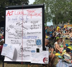 Mitmachtafel beim 45. Open Ohr Pfingsten 2019 in Mainz samt voller Hauptwiese. - Foto: gik