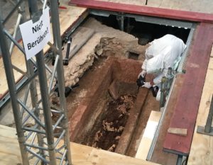 Der mysteriöse Tote: Erkanbalds Sarkophag kurz nach seiner Öffnung am 4. Juni 2019. - Foto: gik