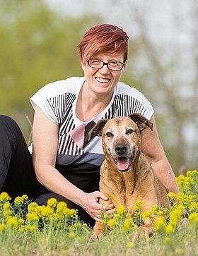 Tanja Scherer mit ihrem Hund Perro, der sie zum Ausgehservice "Hundetraum" inspirierte. - Foto: Hundetraum