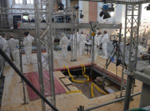 Das Forscherteam in der Johanniskirche bei der Vorbereitung zur Öffnung des Sarkophags. - Foto: gik