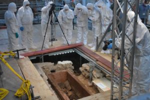 Das Expertenteam rund um den geöffneten Sarkophag am 4. Juni. - Foto: gik
