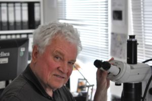 Professor Herbert Palme an seinem Mikroskop im Frankfurter Senckenberg Institut. - Foto: Palme