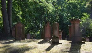 Geheimnisvolle Gräber auf dem alten jüdischen Friedhof in Mainz Am Judensand. - Foto: gik