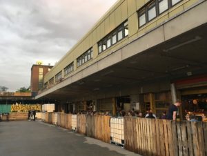 Das Alte Postlager am Mainzer Hauptbahnhof beherbergt seit Mitte 2019 einen Street Food Market. - Foto: gik