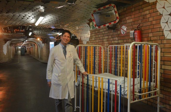 Tunnelflieger begleiten Kinderpatienten in den OP – Projekt in Mainzer Uniklinik wertet unterirdischen Gang auf