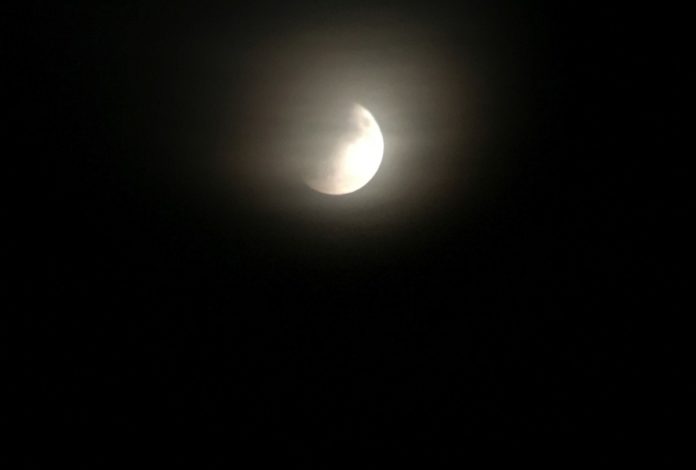 Spannende partielle Mondfinsternis über Mainz – Wolken verschleierten Sicht – Jupiter, Saturn und ISS zu sehen