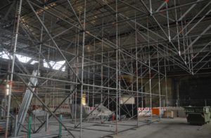 Der Große Saal der Mainzer Rheingoldhalle ist wegen der Sanierungsarbeiten mit Gerüsten zugestellt. - Foto: gik