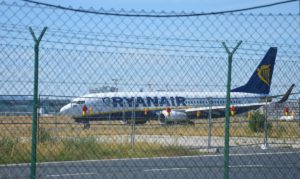 Ryanair-Maschine in Frankfurt hinter einem Zaun: Am Dienstag unerreichbar. - Foto: gik