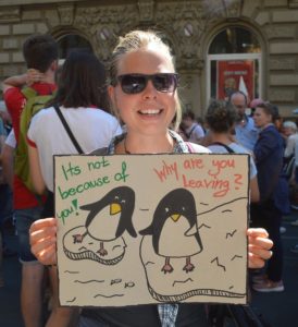Studentin Tabea Schmidt und ihre Pinguine waren auch bei Fridays for Future dabei. - Foto: gik