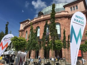 50 Bäume stellte OB-.Kandidat Nino Haase am Freitag vors Mainzer Staatstheater, zur Begeisterung der Mainzer. - Foto: gik