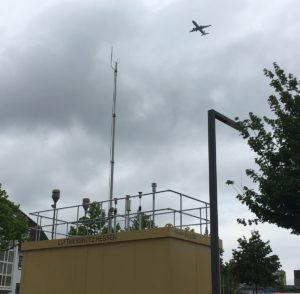 Flieger im Landeanflug auf Frankfurt über der Luftmessstation in Raunheim. - Foto: gik