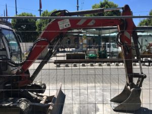 Bagger bei den Gleissanierungsarbeiten für die Straßenbahnen am Mainzer Hauptbahnhof. - Foto: gik